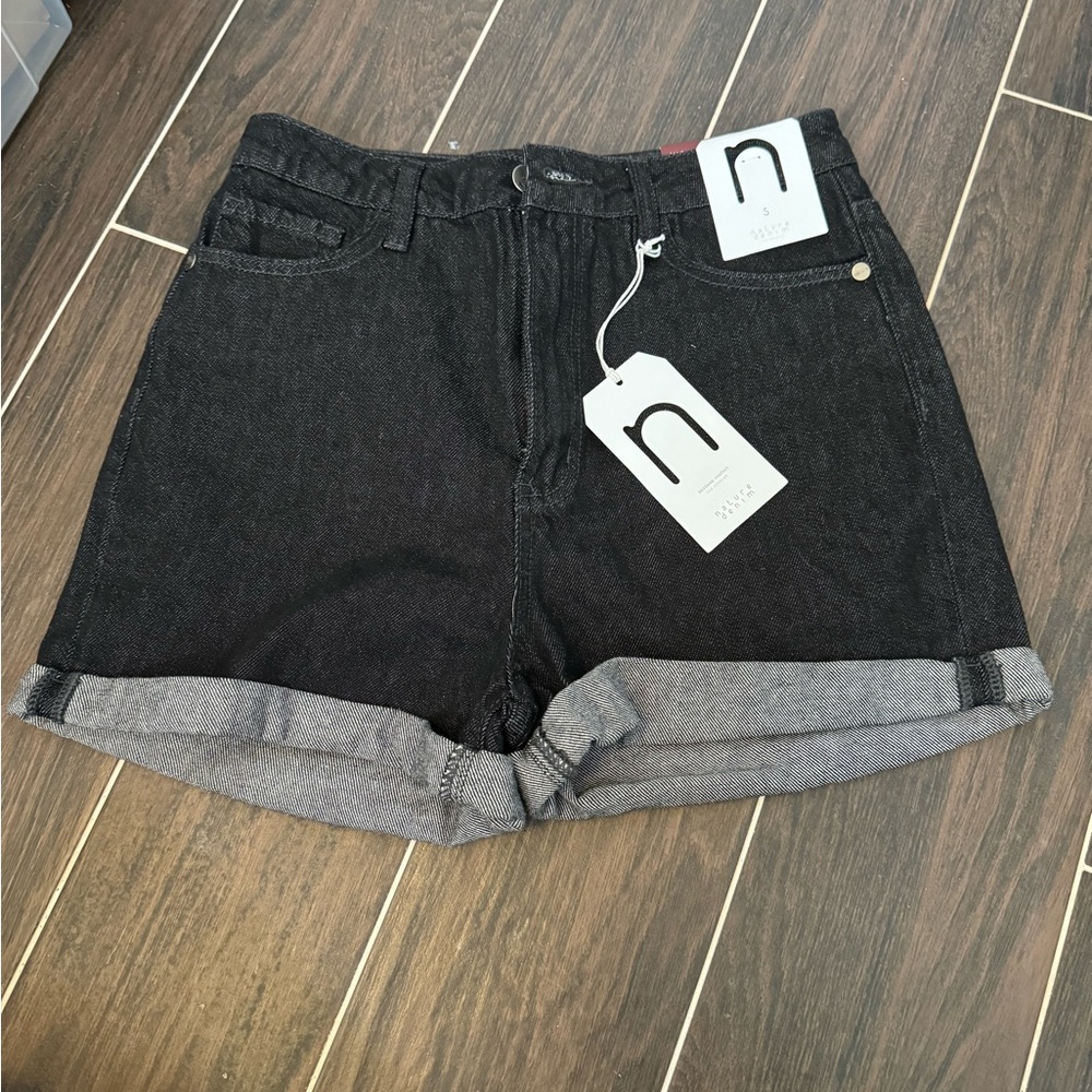 🦋 NWTs Women's High Rise Black Denim Shorts 🦋